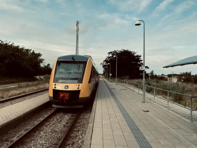Billede af tog ud for Melby Station.