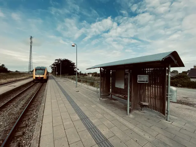 Billede af tog ud for Melby Station.
