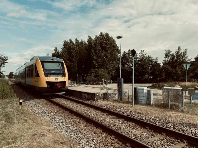 Billede af tog ud for Hanehoved Station.