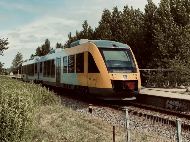 Billede af tog ud for Hanehoved Station.