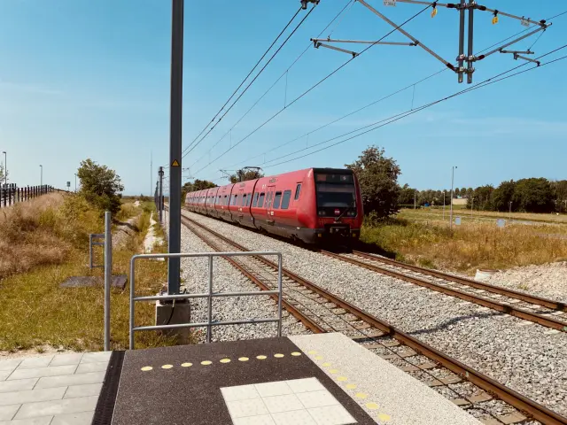 Billede af tog ud for Vinge S-togstrinbræt.
