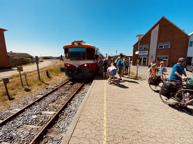 Billede af tog ud for Thyborøn Havn Station.