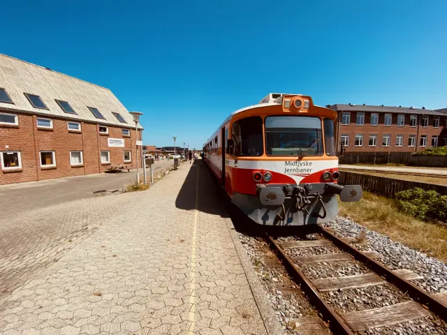 Billede af tog ud for Thyborøn Havn Station.