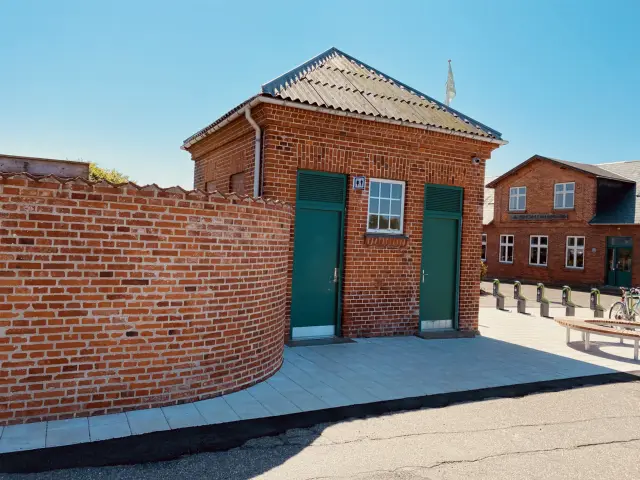 Billede af Lemvig Stations retirade.