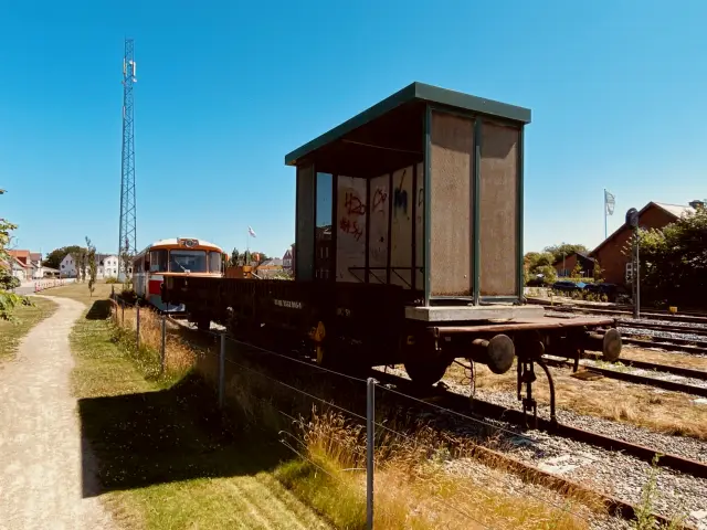 Billede af godsvogn med trinbrætsskur ud for Lemvig Station.