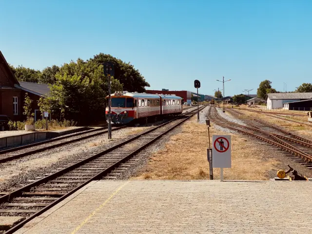 Billede af tog ud for Lemvig Station.