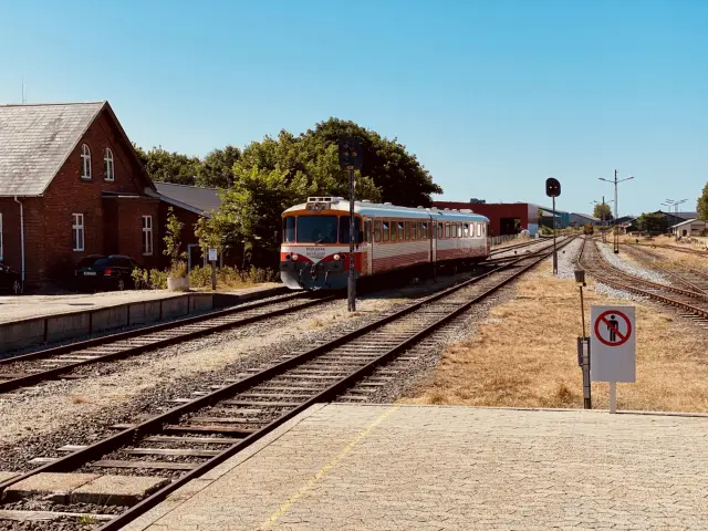 Billede af tog ud for Lemvig Station.