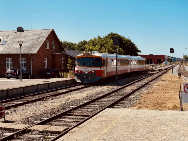 Billede af tog ud for Lemvig Station.