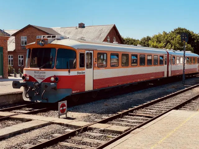 Billede af tog ud for Lemvig Station.