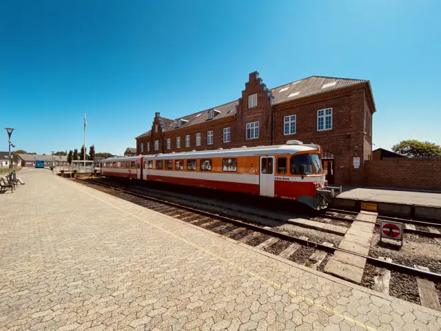 Billede af tog ud for Lemvig Station.