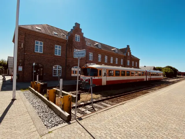 Billede af tog ud for Lemvig Station.