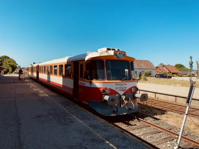 Billede af tog ud for Lemvig Station.