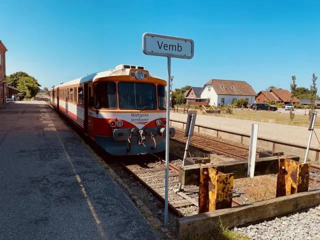 Billede af tog ud for Lemvig Station.