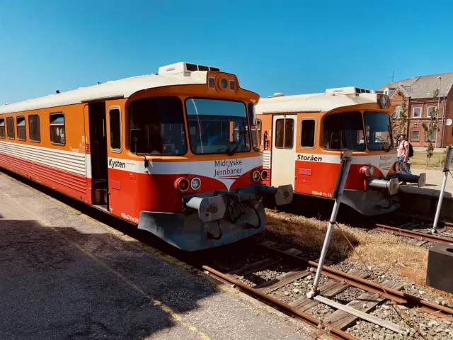 Billede af tog ud for Lemvig Station.