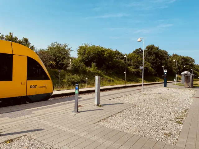 Billede af tog ud for Gørløse Station.