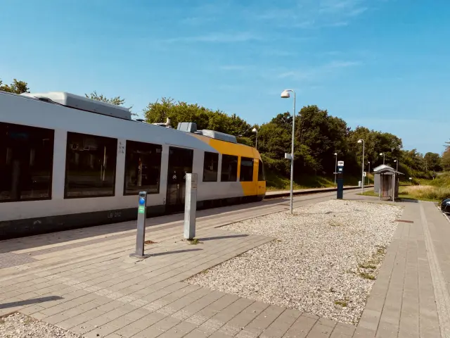 Billede af tog ud for Gørløse Station.