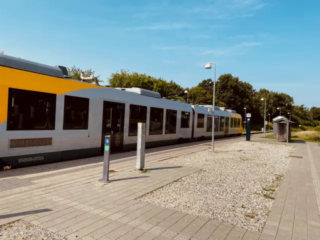 Billede af tog ud for Gørløse Station.
