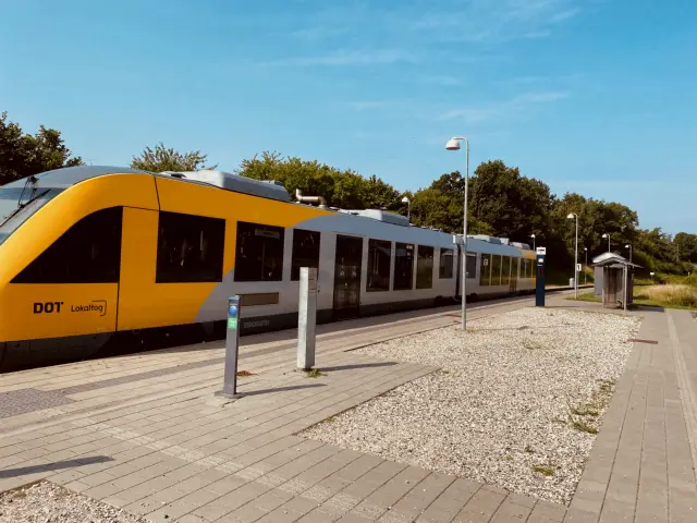 Billede af tog ud for Gørløse Station.