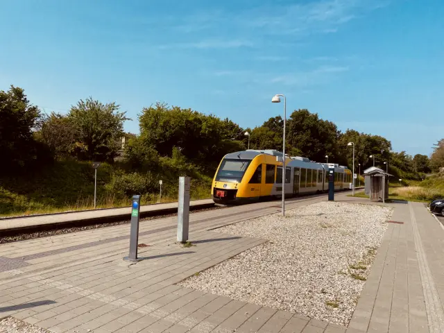 Billede af tog ud for Gørløse Station.