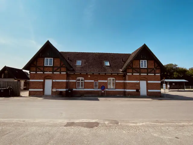 Billede af Skævinge Station set fra vejsiden.