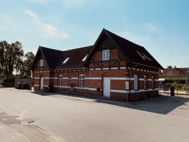 Billede af Skævinge Station set fra vejsiden.
