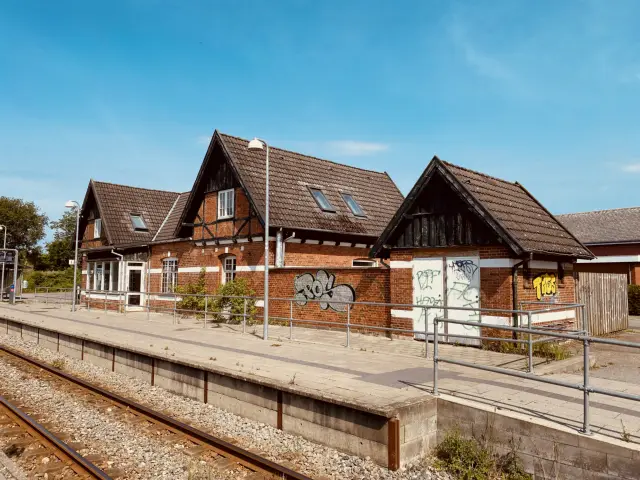 Billede af Skævinge Station set fra sporsiden.