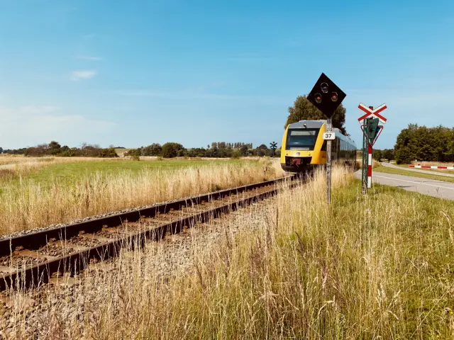 Billede af tog ud for Strølille Trinbræt.