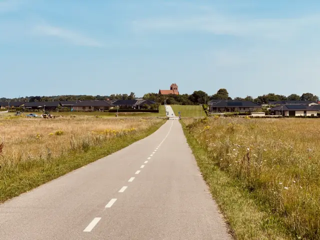 Billede af Kirkestien fra det nedlagte Kregme Kirkesti Trinbræt og op mod kirken.