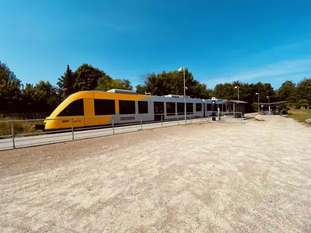 Billede af tog ud for Lille Kregme Station.