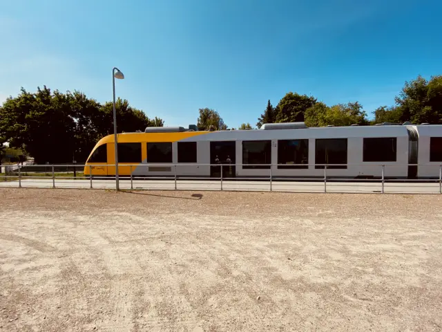 Billede af tog ud for Lille Kregme Station.