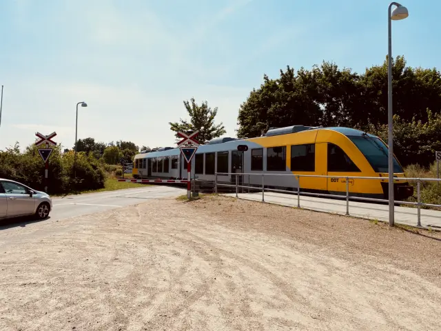 Billede af tog ud for Lille Kregme Station.
