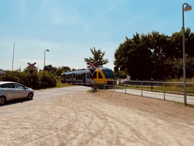Billede af tog ud for Lille Kregme Station.