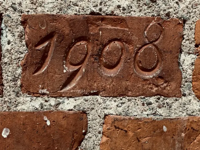 Billede af årstals murbåndet på København Hovedbanegård.
