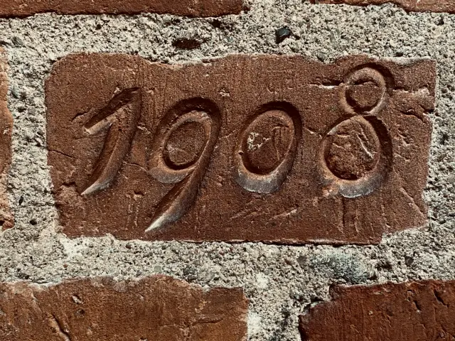 Billede af årstals murbåndet på København Hovedbanegård.