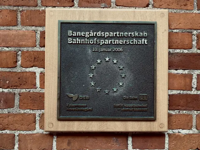 Billede af DSB + DB partnerskabs pladen på København Hovedbanegård.