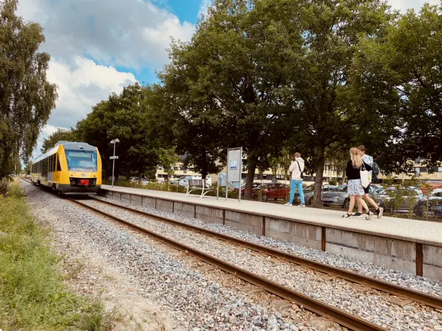 Billede af tog ud for Slotspavillonen Station.