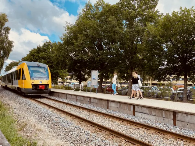 Billede af tog ud for Slotspavillonen Station.