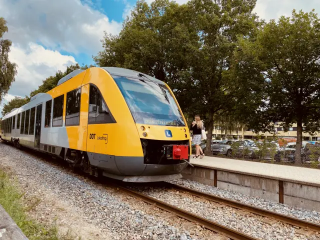 Billede af tog ud for Slotspavillonen Station.