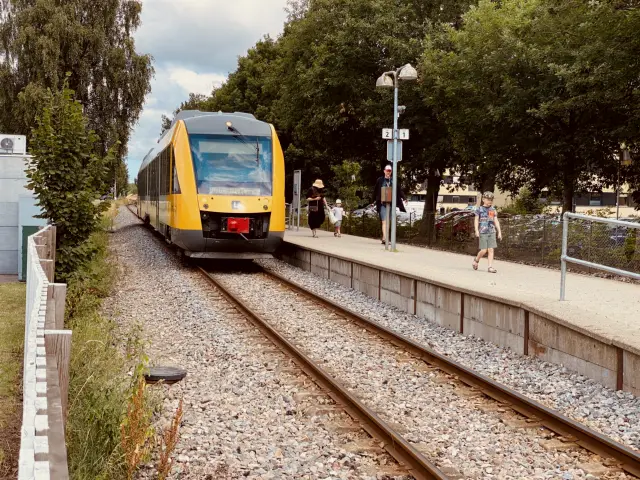 Billede af tog ud for Slotspavillonen Station.