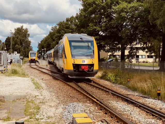 Billede af tog ud for Slotspavillonen Station.