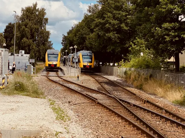 Billede af tog ud for Slotspavillonen Station.