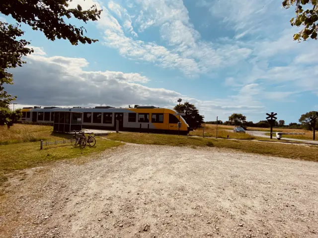 Billede af tog ud for Pårup Station.
