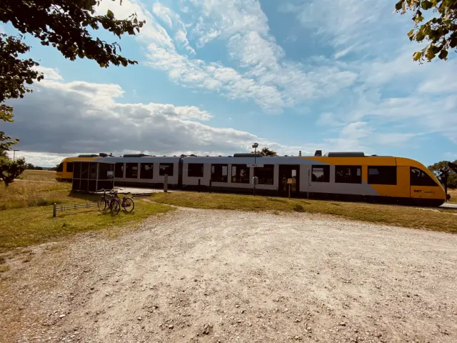 Billede af tog ud for Pårup Station.