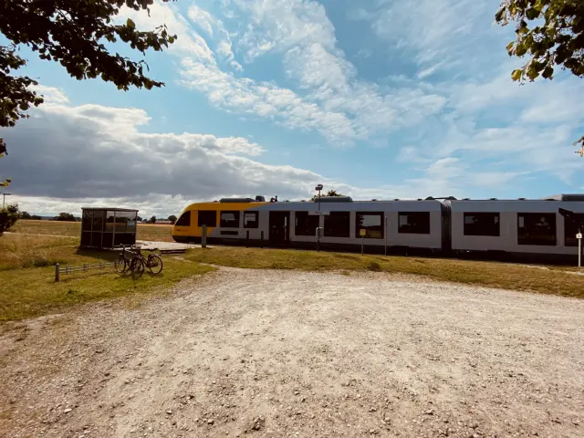 Billede af tog ud for Pårup Station.
