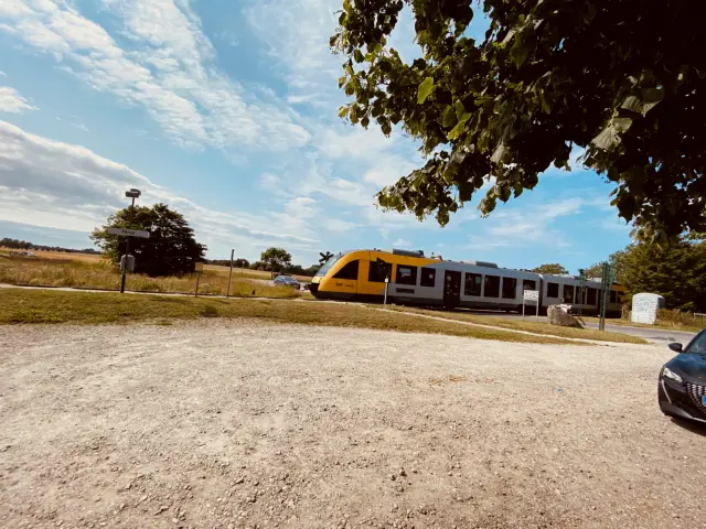 Billede af tog ud for Pårup Station.