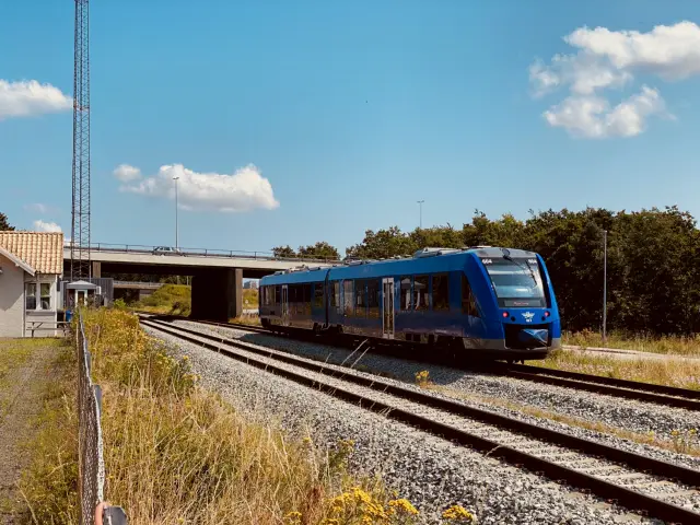 Billede af tog ud for Skalborg Station.
