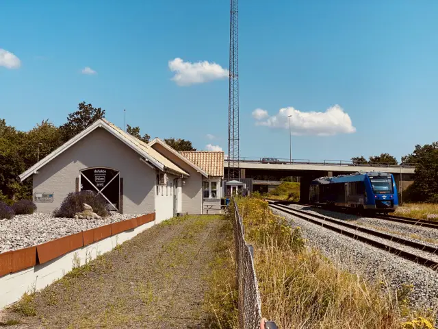 Billede af tog ud for Skalborg Station.