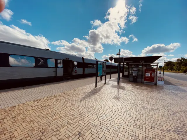 Billede af tog ud for Lindholm (Vendsysselbanen) Station.