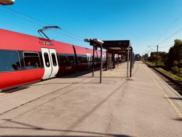 Billede af tog ud for Dyssegård S-togstrinbræt.