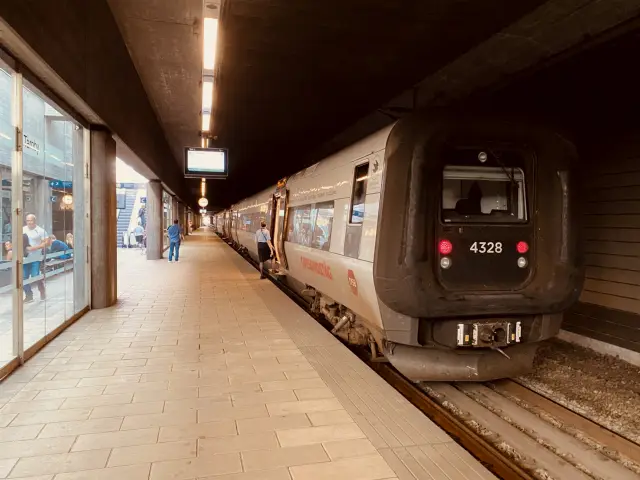 Billede af tog på Tårnby Station.